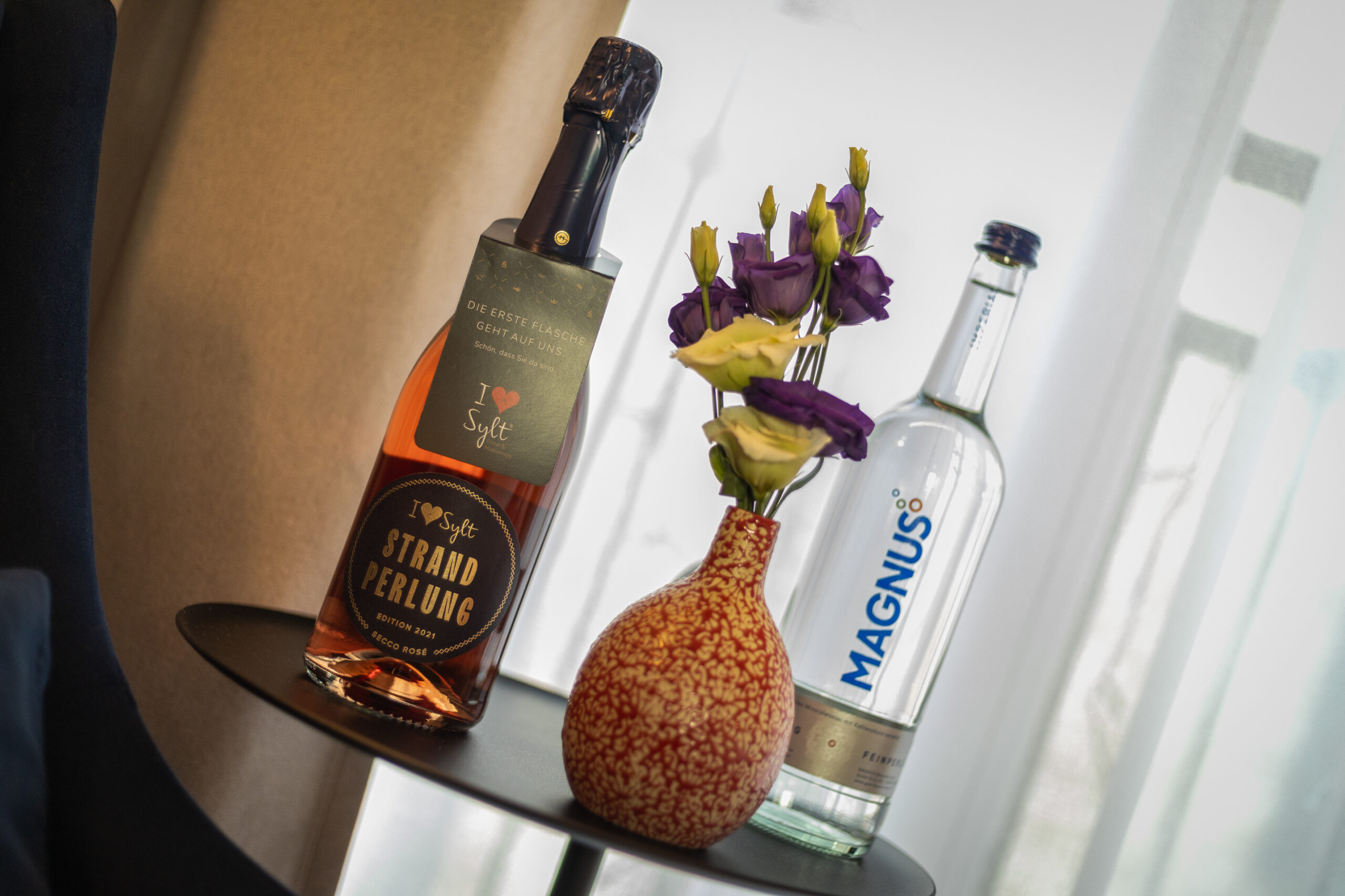 Anreisetisch Hotel mit Secco und Wasser