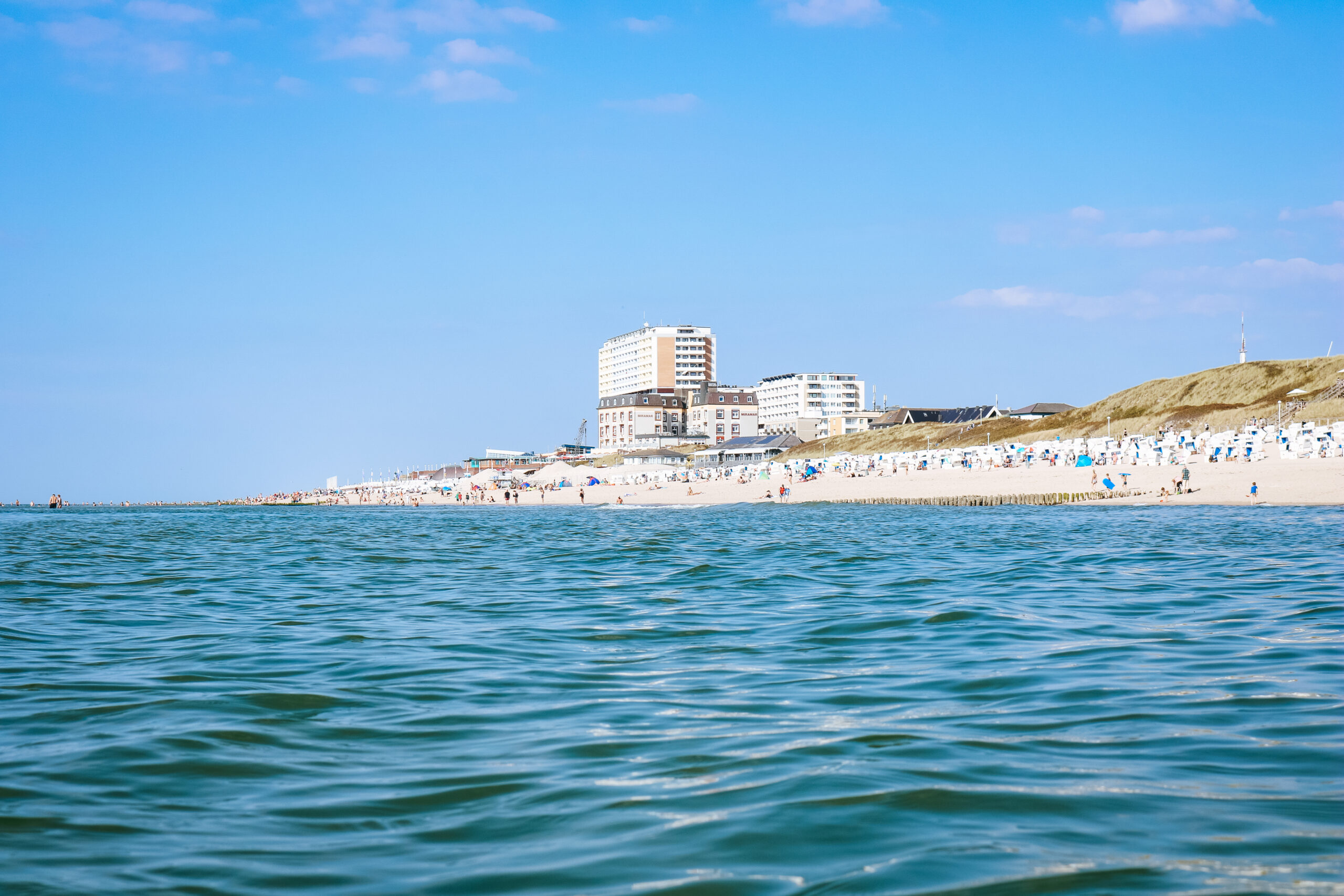 Blick vom Wasser auf Westerland