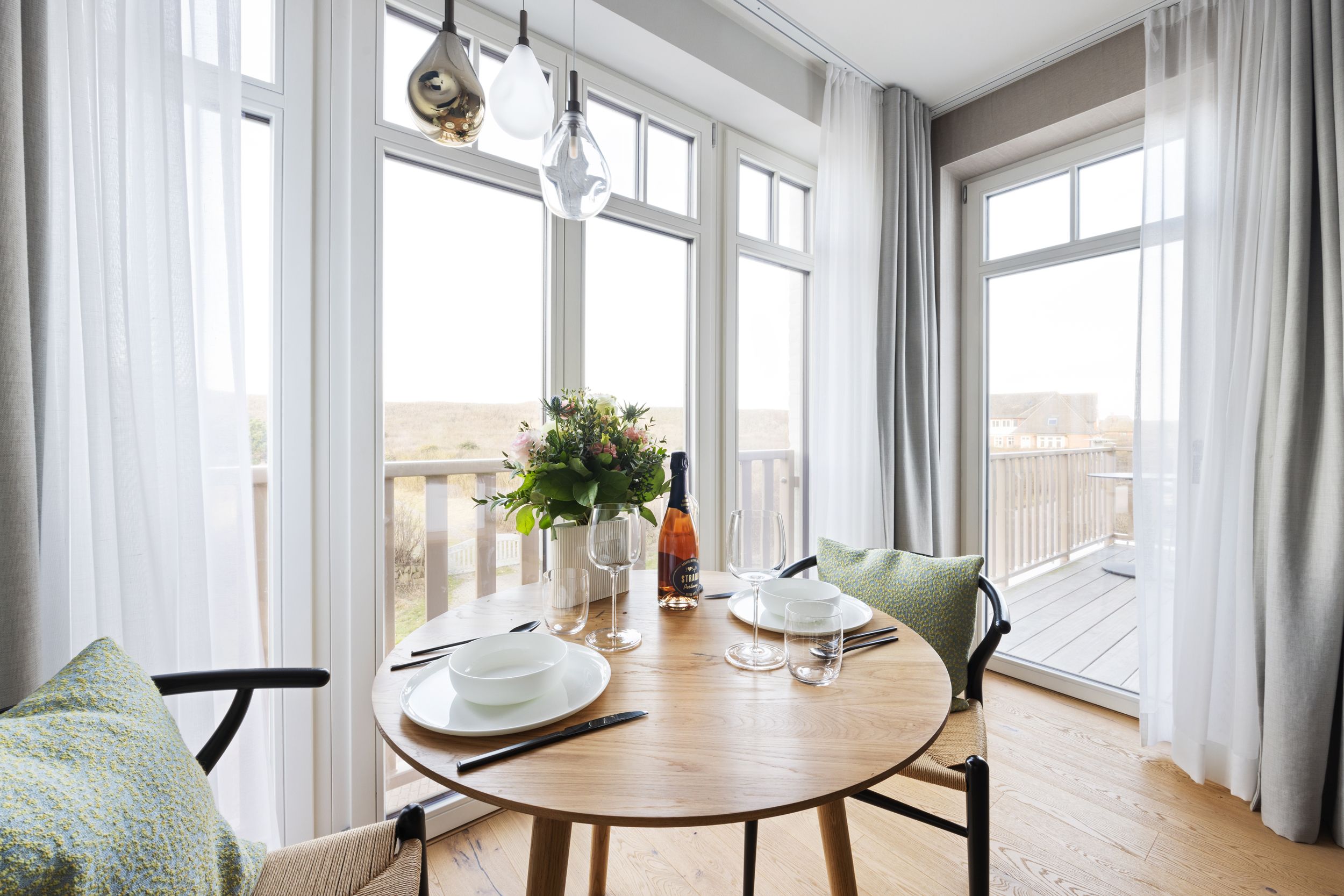 Gedeckter Tisch in Ferienwohnung auf Sylt