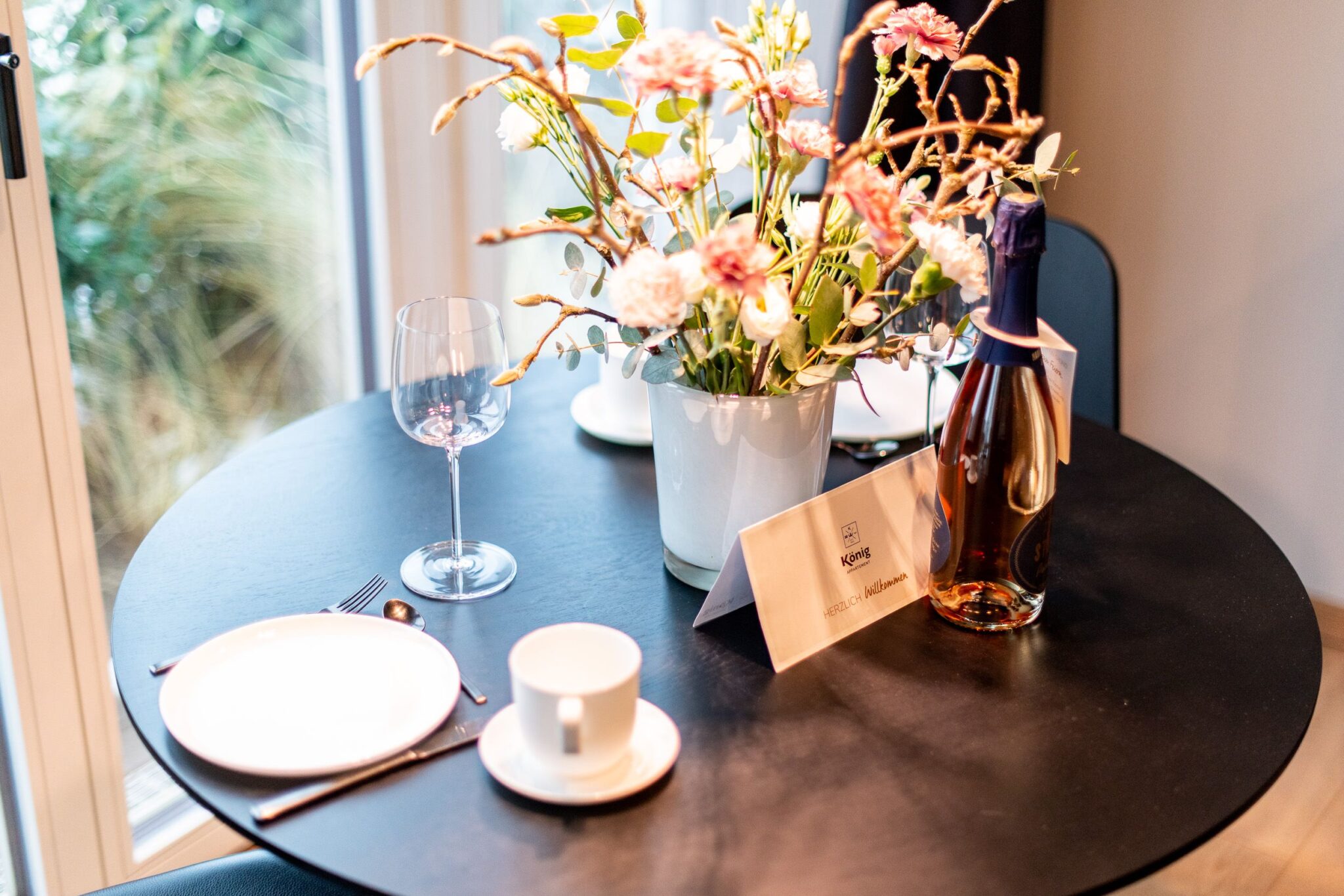Gedeckter Tisch in Ferienwohnung auf Sylt