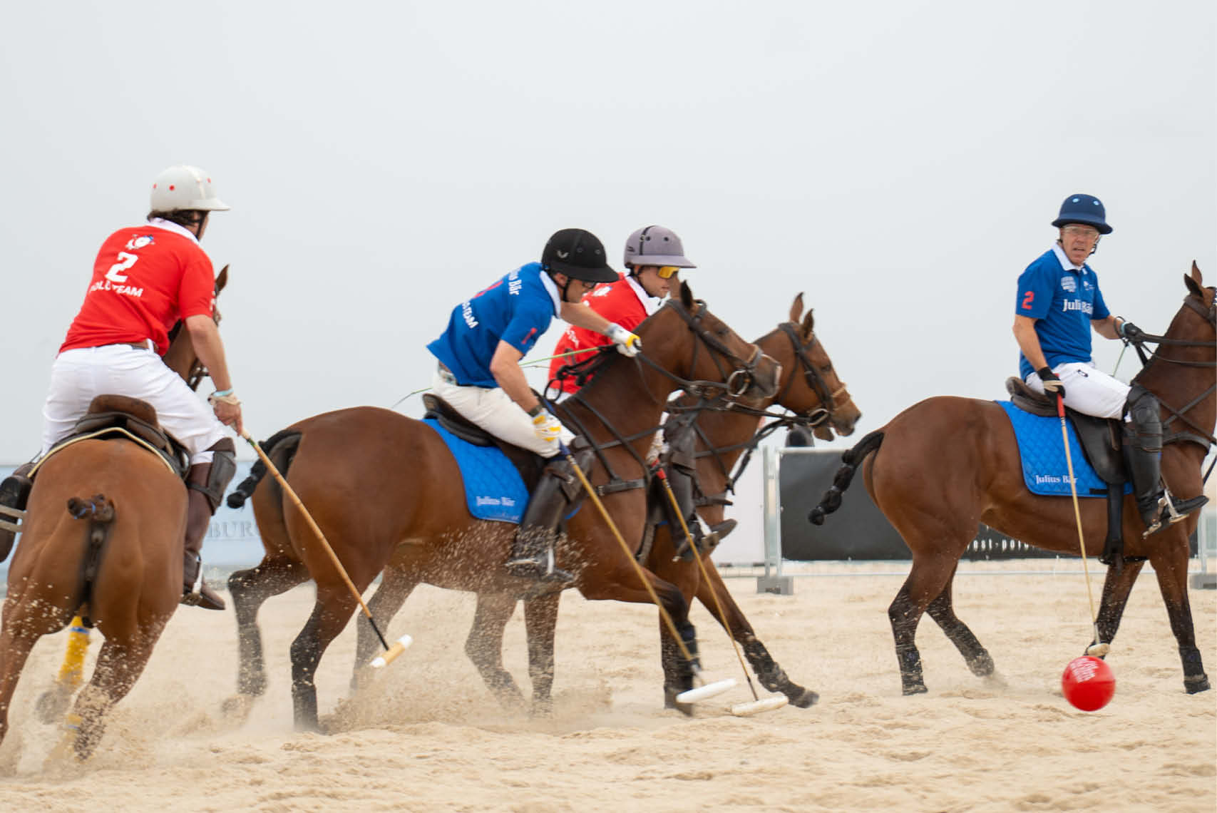 Männer am Polo spielen