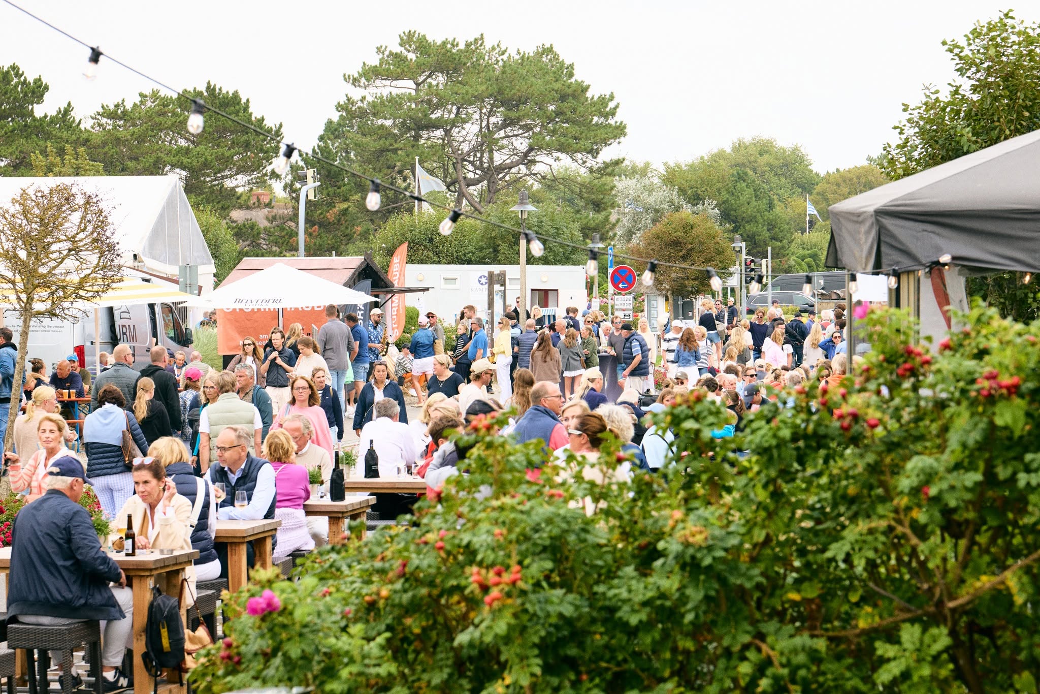 Feststrasse mit vielen Menschen und Ständen