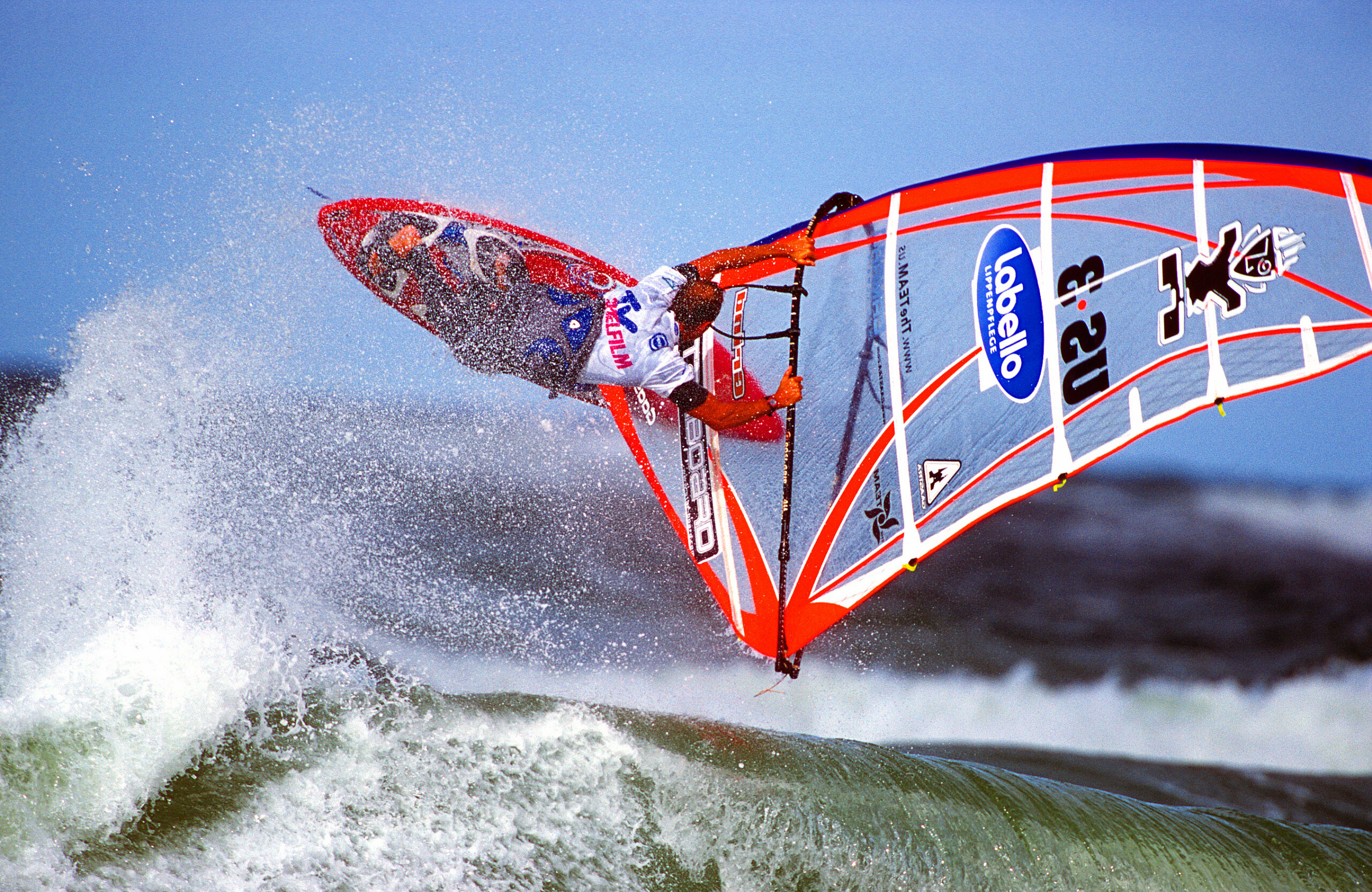 windsurfer springt