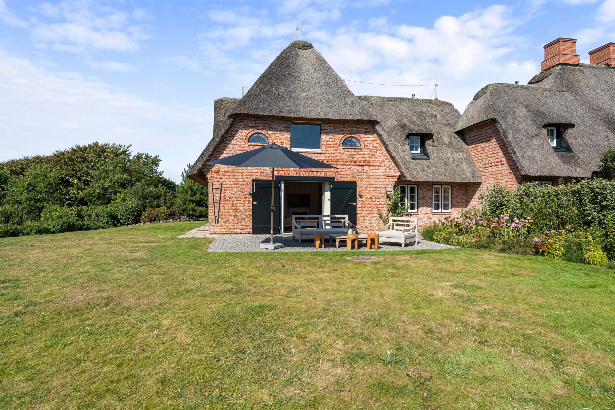 Blick vom Garten zum Haus auf die Terrasse