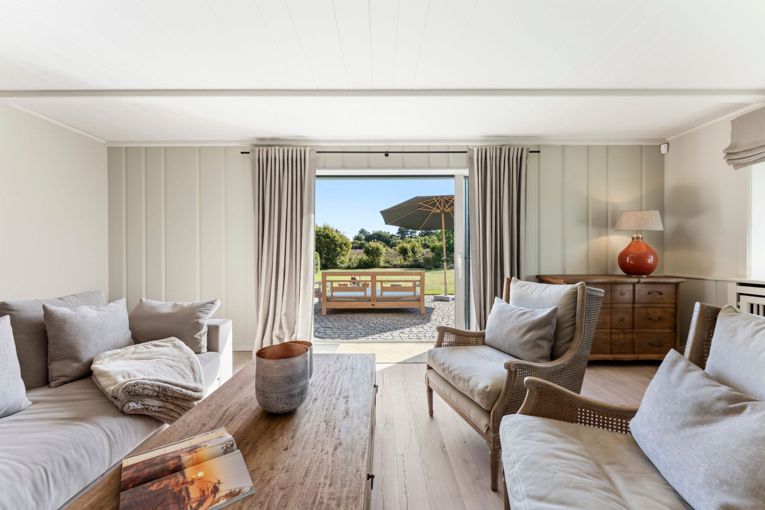 Wohnzimmer mit Blick in den Garten