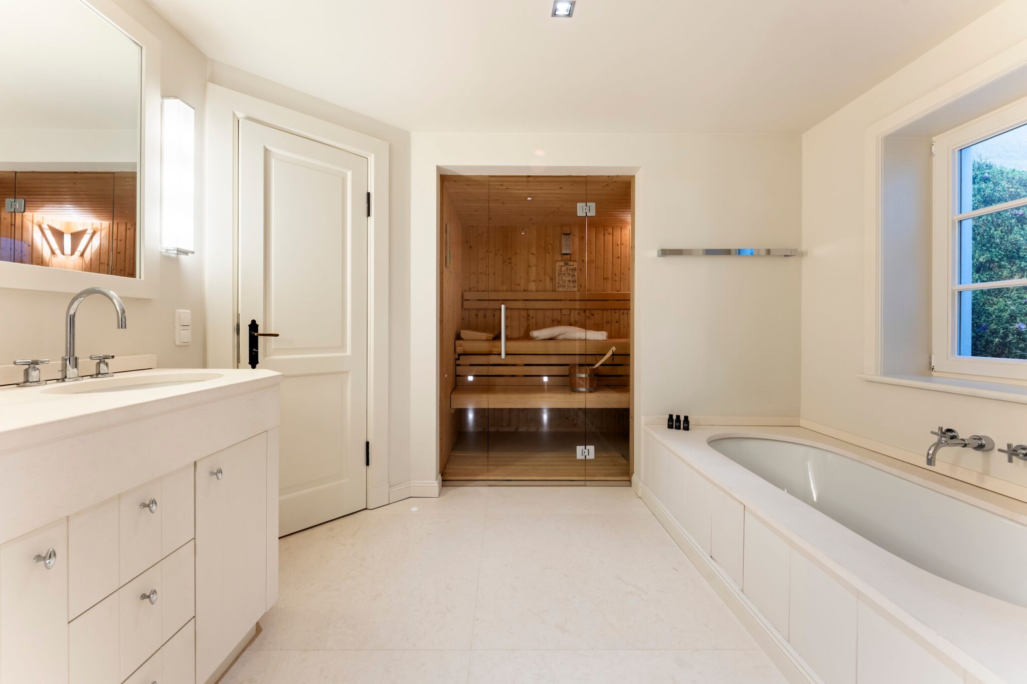 Blick ins Badezimmer mit Sauna