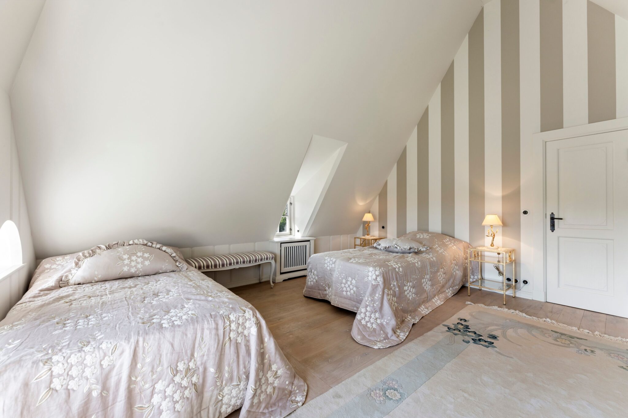 Schlafzimmer mit zwei Einzelbetten