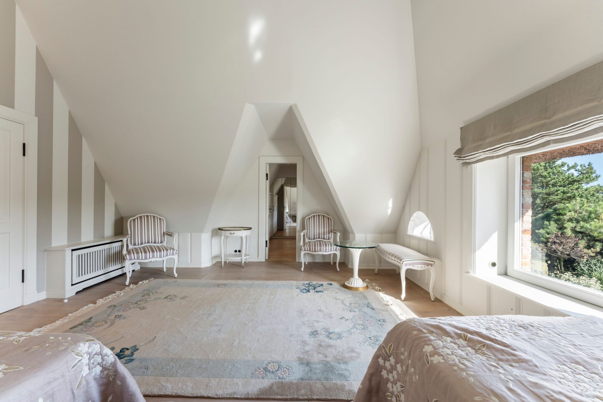 großer Teppich im Schlafzimmer