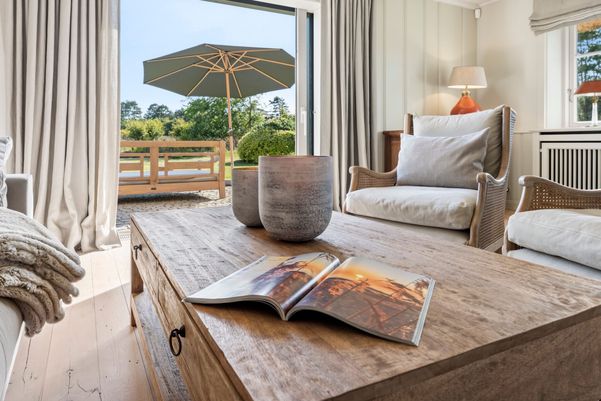 Wohnzimmertisch mit Blick in den Garten